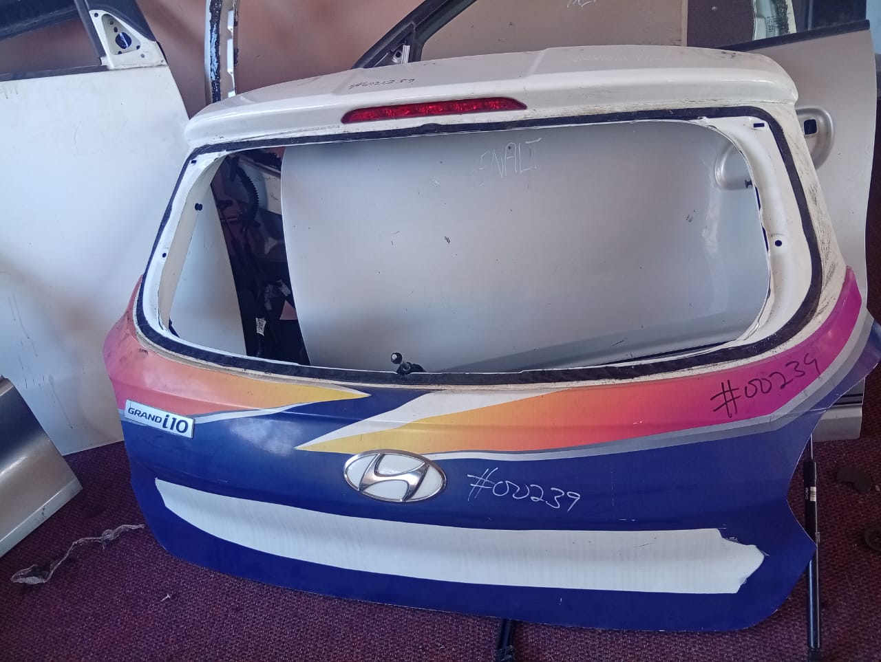 i10 grand tail gate