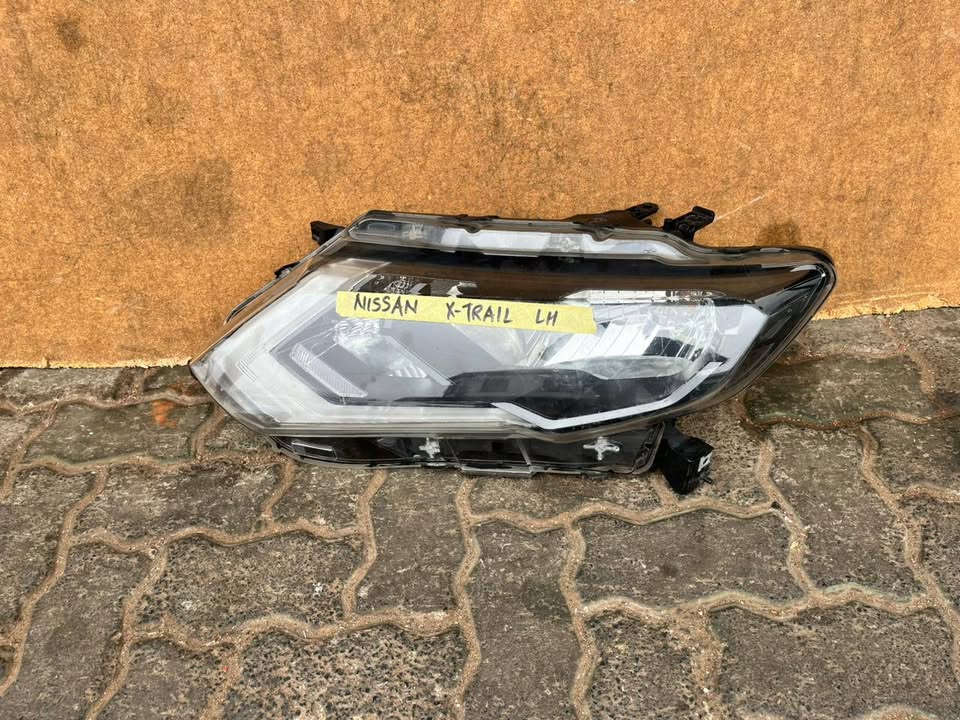 Nissan x-traill Headlight - Private Seller Nissan x-traill Headlight - Private Seller