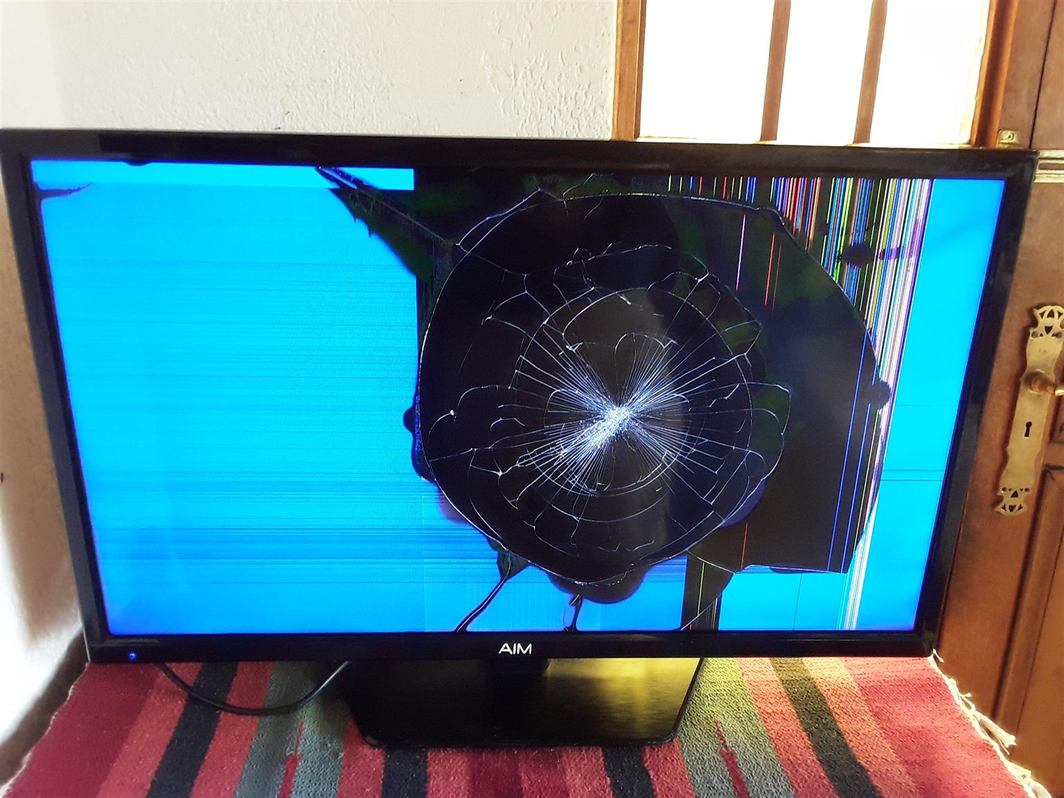 AIM 32" HD Ready LED TV.  The screen has cracks. Rest is working. For spares. AIM 32" HD Ready LED TV.  The screen has cracks. Rest is working. For spares.