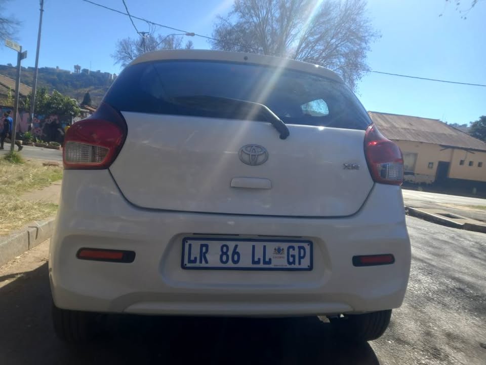 2024 Toyota Vitz 1.0 XR PETROL, AUTOMATIC, WHITE, 12000kms, Service book, Spare key