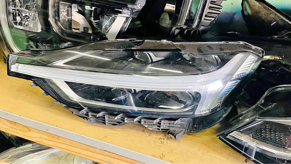 Volvo XC60 headlight - Private Seller Volvo XC60 headlight - Private Seller