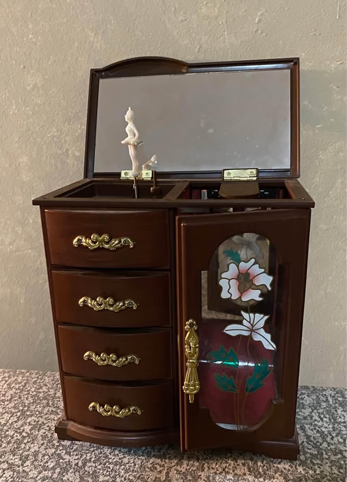 Vintage jewellery and music box Vintage jewellery and music box