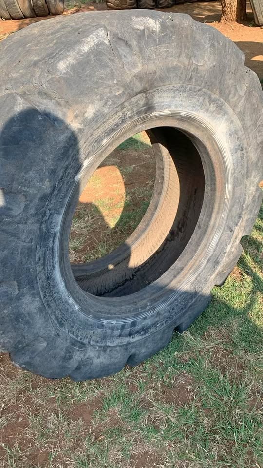 Firestone 17.5-25 Tyres L5 for sale - Private Seller Firestone 17.5-25 Tyres L5 for sale - Private Seller
