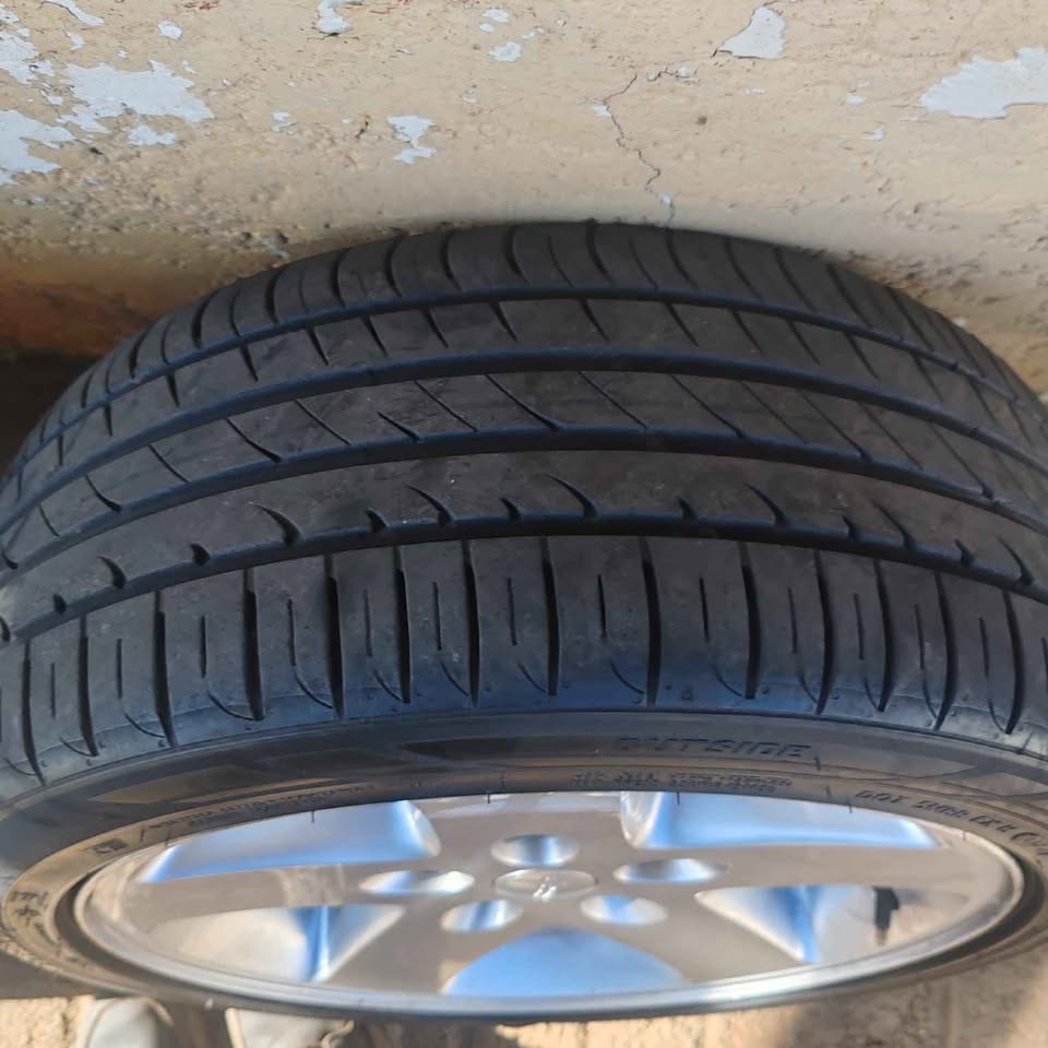 Jeep 17 inch rims with tyres - Private Seller Jeep 17 inch rims with tyres - Private Seller