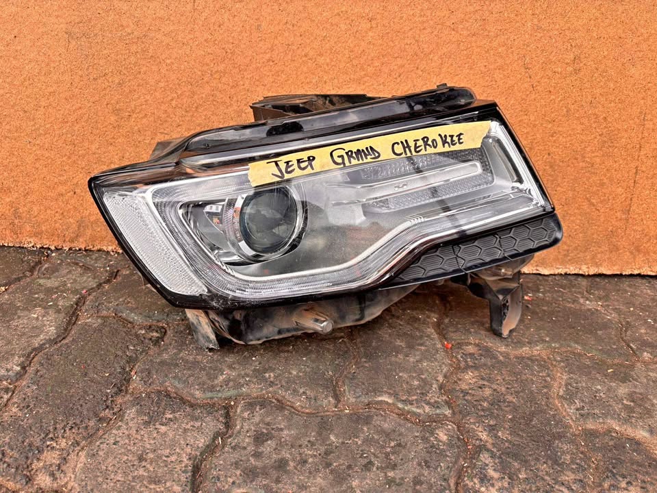 Jeep Grand Cherokee Headlight - Private Seller Jeep Grand Cherokee Headlight - Private Seller