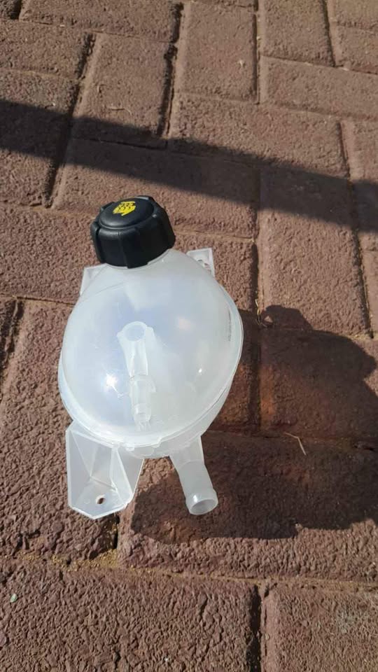 RENAULT SANDERO WATER BOTTLE - Private Seller RENAULT SANDERO WATER BOTTLE - Private Seller