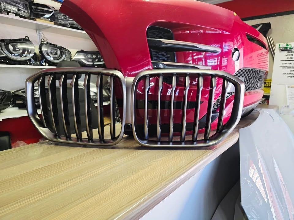 BMW X5 MAIN GRILL WITH CAMERA WHOLE 2021 AVAILABLE FOR SALE - Private Seller BMW X5 MAIN GRILL WITH CAMERA WHOLE 2021 AVAILABLE FOR SALE - Private Seller