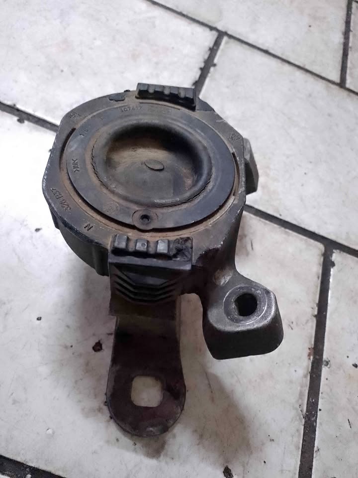 VOLVO S40 2005 ENGINE MOUNTING AVAILABLE - Private Seller VOLVO S40 2005 ENGINE MOUNTING AVAILABLE - Private Seller