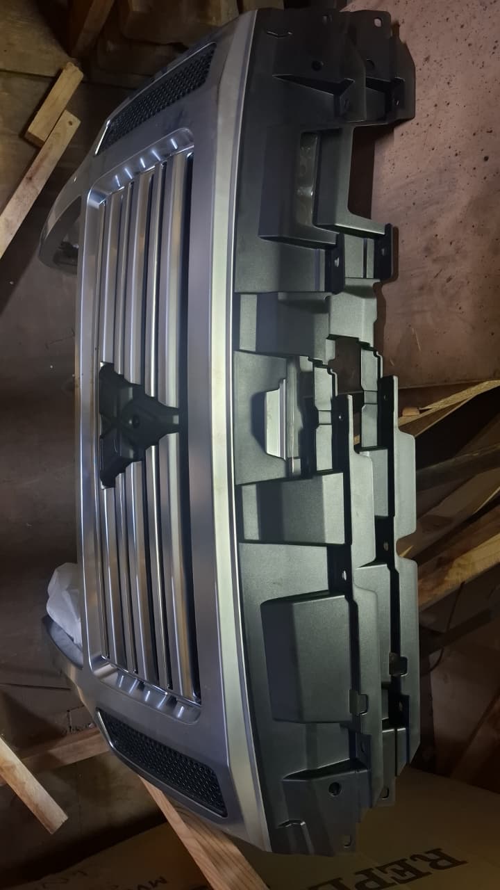 Mitsubishi Pajero Gen 4 Main grill for sale - Private Seller