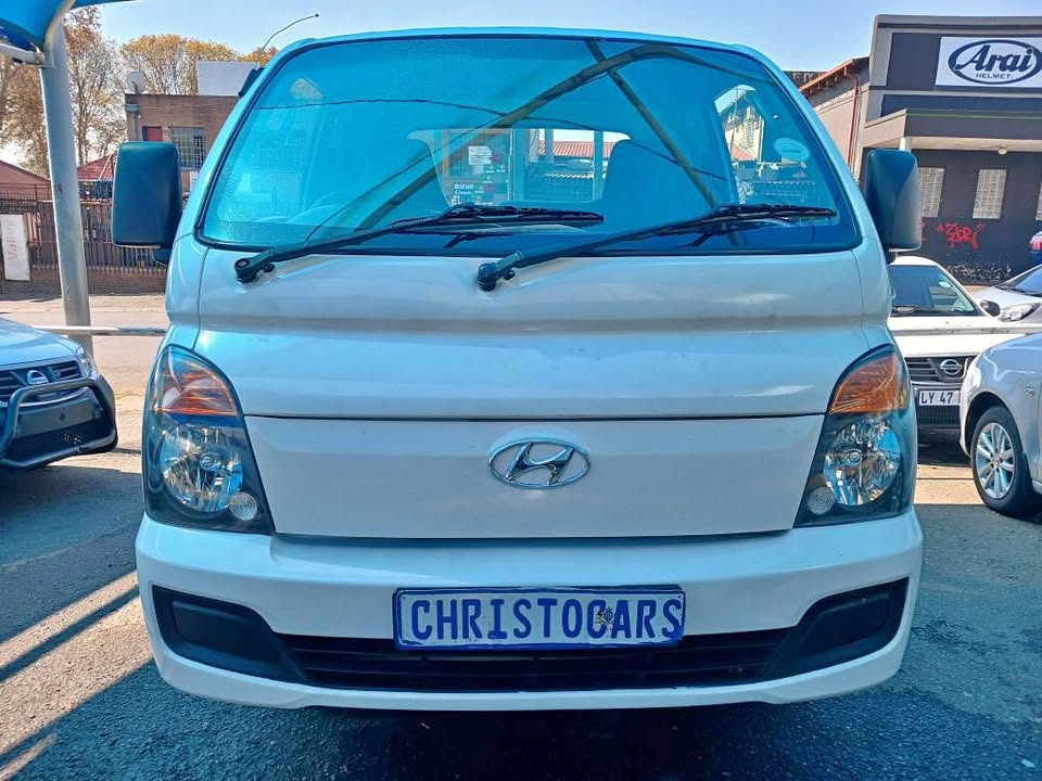 2015 model Hyundai H-100 manual transmission diesel 2.6 engine capacity mileage 79000km