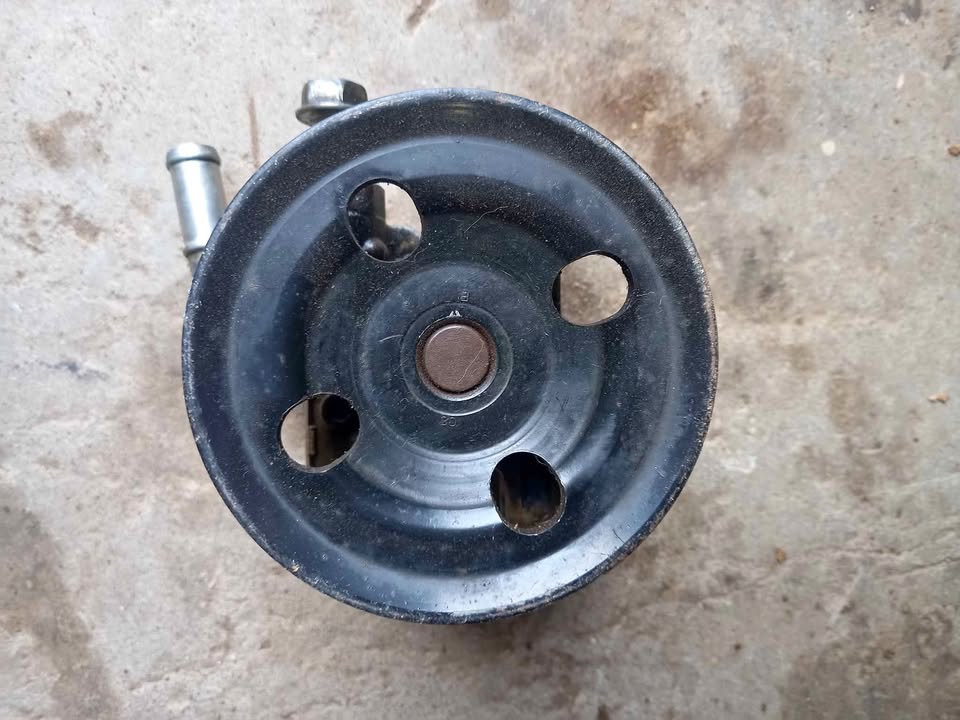 FORD RANGER T6 POWESTEERING PUMP IN GOOD CONDITION