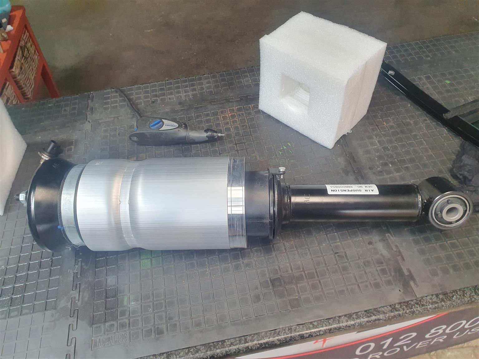 LAND ROVER DISCOVERY 3 DISCOVERY 4 FRONT AIR BARREL - AIR SHOCKS - Private Seller