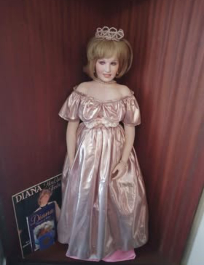 Princess Diana porcelain doll with its view case for sale