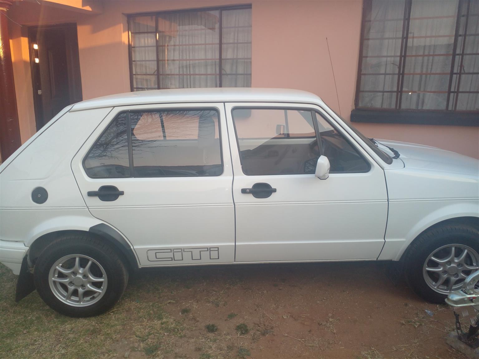 VW CIT GOLF FOR SALE (IN VERY GOOD CONDITION,WITH LOW KILOMETER)