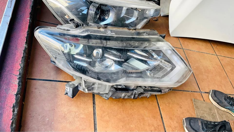 Nissan X-Trail headlight - Private Seller Nissan X-Trail headlight - Private Seller