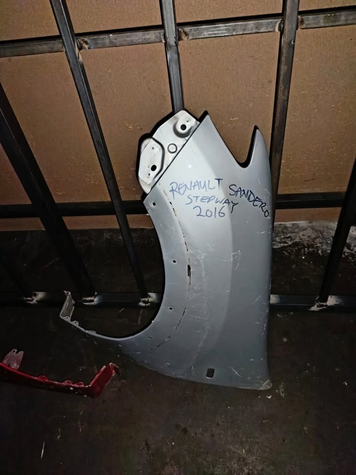 Renault sandero stepway fender - Private Seller Renault sandero stepway fender - Private Seller