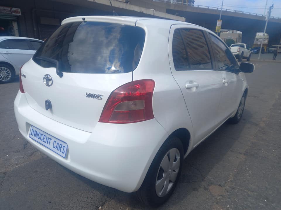 2005 TOYOTA Yaris T3 PETROL, MANUAL TRANSMISSION, WHITE COLOUR