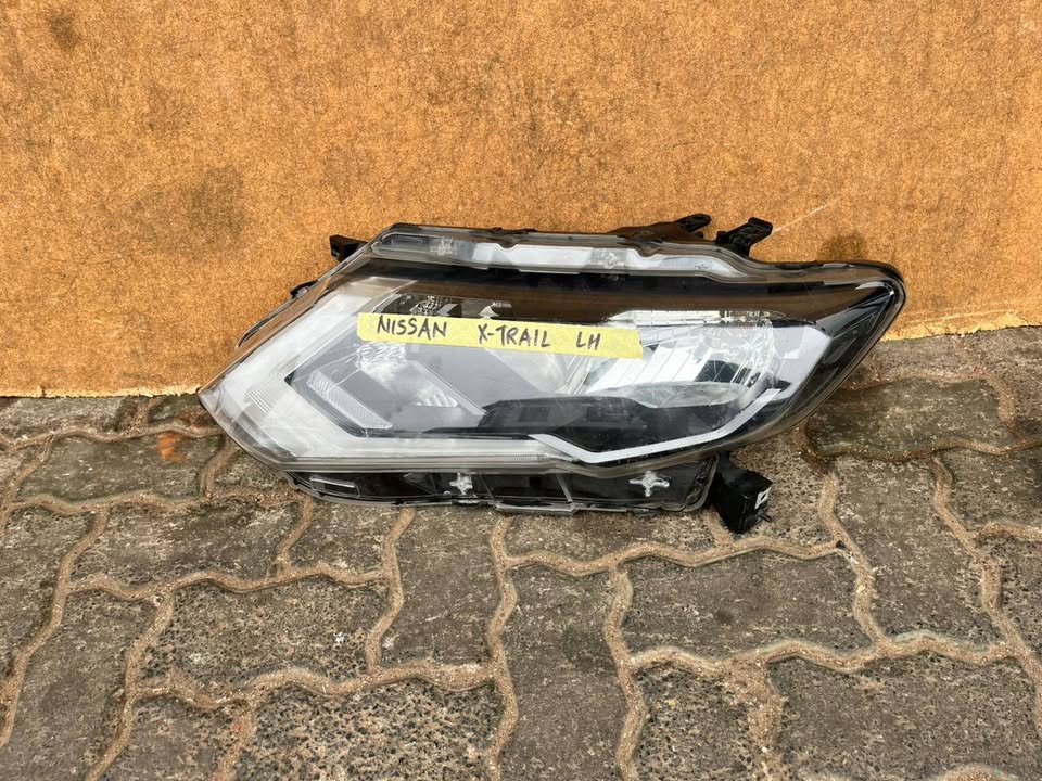 Nissan x-traill Headlight - Private Seller Nissan x-traill Headlight - Private Seller