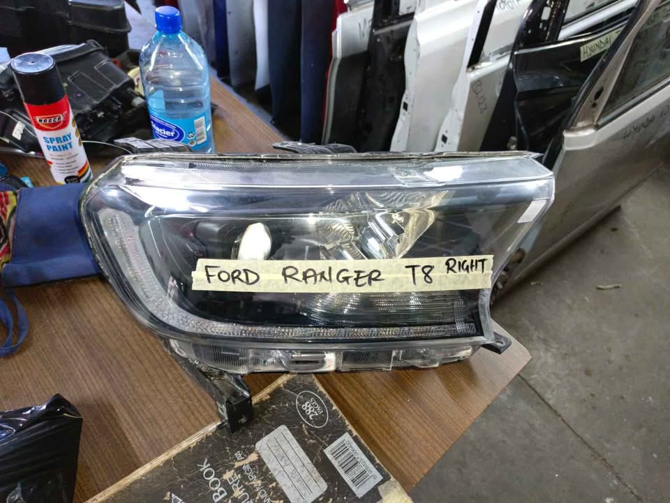 FORD RANGER T8 RIGHT HEADLIGHT - Private Seller