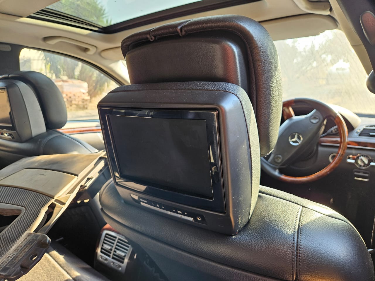 Mercedes Benz S500 W221 preface stripping used parts and spares for sale.