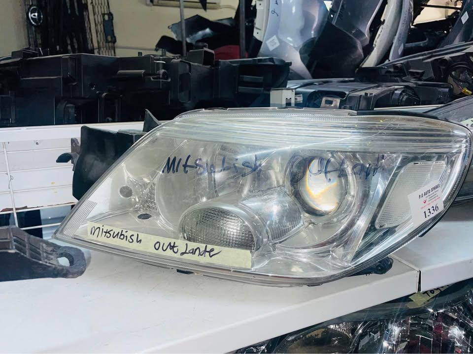 Mitsubishi Outlander Airtrek headlight 2004 - Private Seller