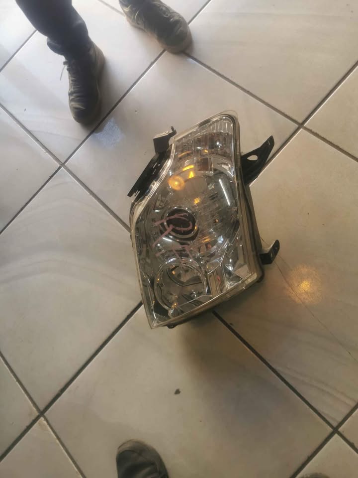 Mitsubishi Pajero right complete headlight - Private Seller Mitsubishi Pajero right complete headlight - Private Seller