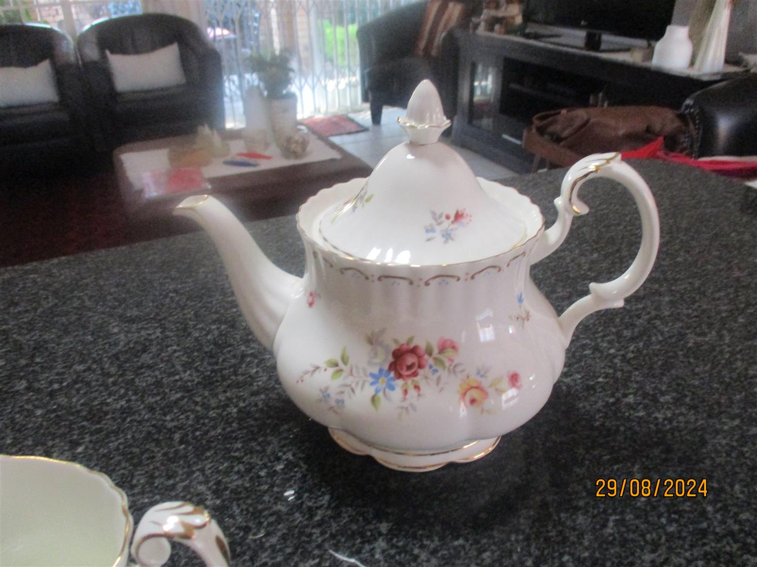 ROYAL ALBERT TEASET JUBILEE ROSE WELL KEPT AS NEW!!