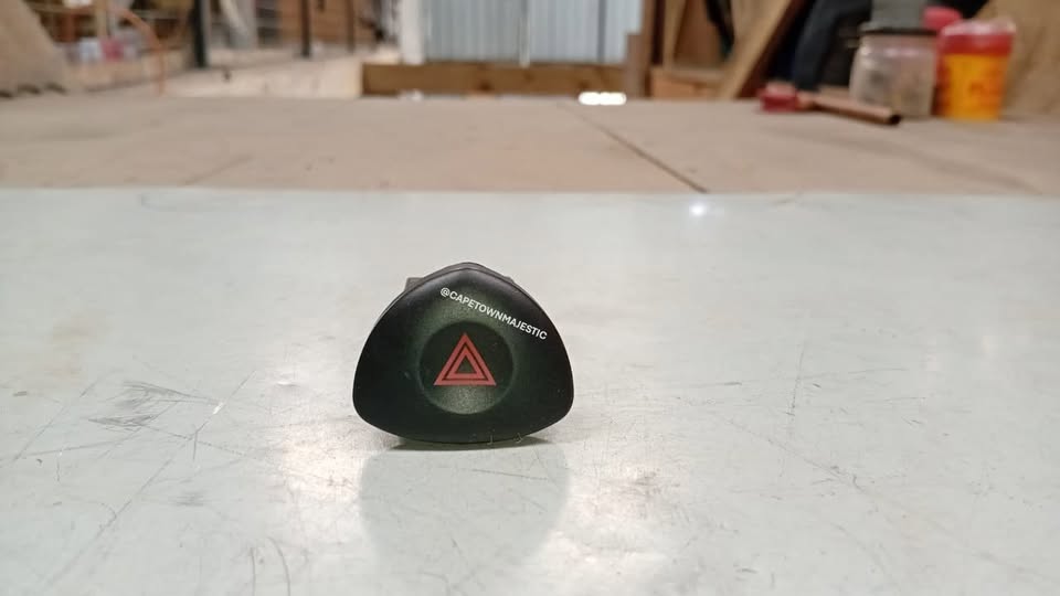 RENAULT CLIO 2 NEW HAZARD SWITCH FOR SALE - Private Seller