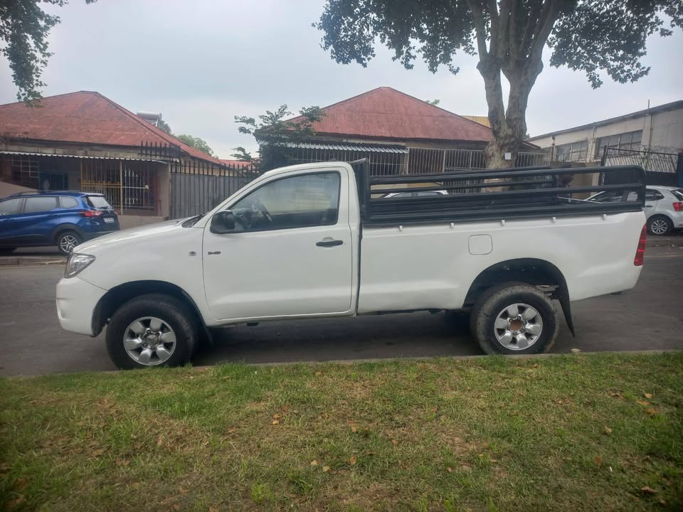 2011 TOYOTA HILUX S-CAB 2.5 D4D Diesel, Manual 4X4, White Color, Mileage