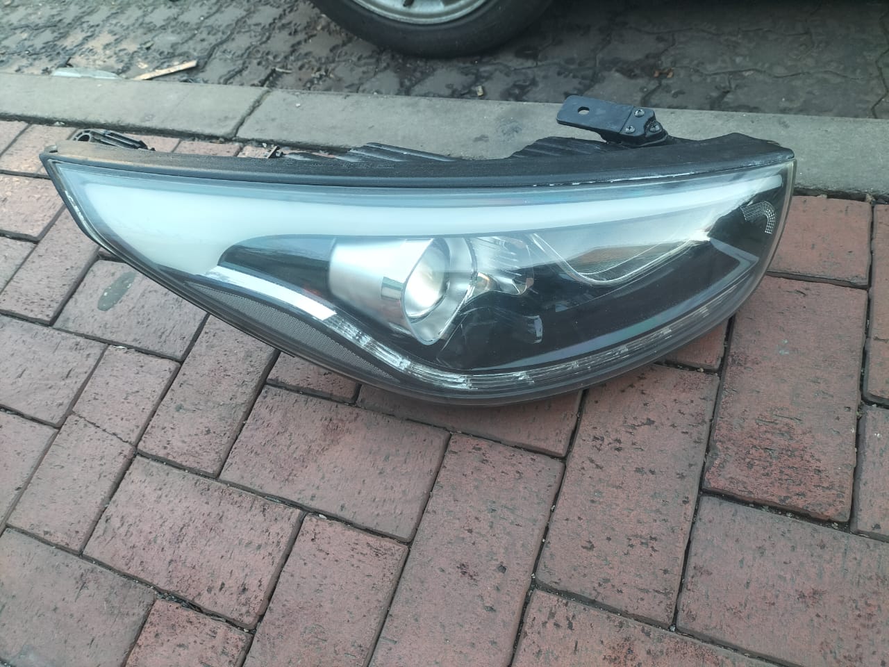 Hyundai ix35 Xenon headlight RIGHT for Sale - Private Seller Hyundai ix35 Xenon headlight RIGHT for Sale - Private Seller