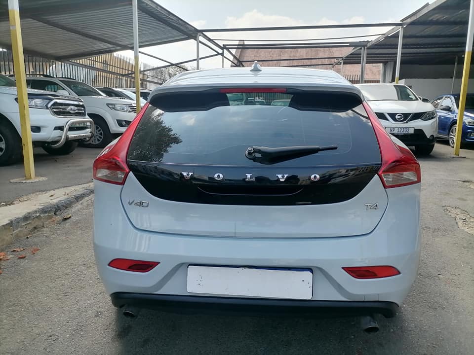 2013 Volvo V40 T4 Automatic Transmission with a leather interior and Full service history