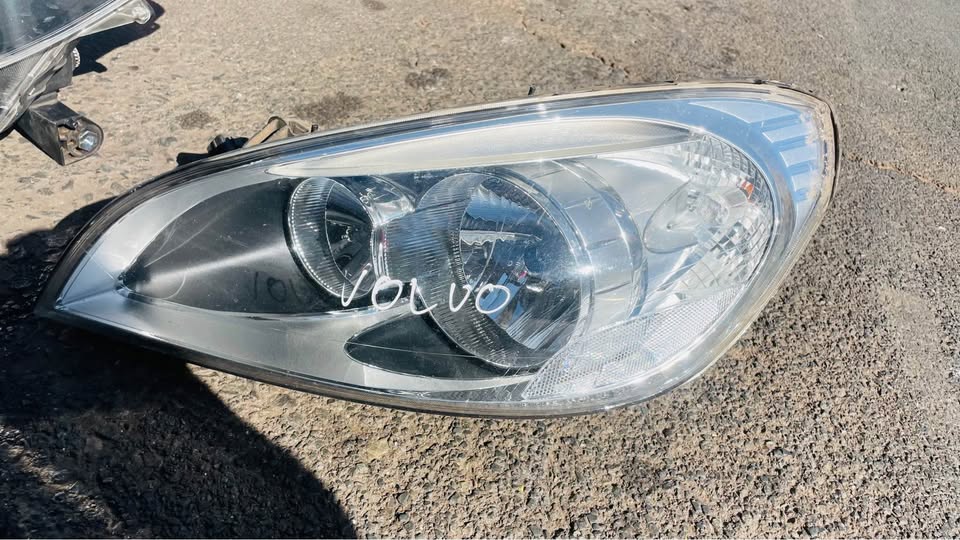 Volvo S60 headlight - Private Seller Volvo S60 headlight - Private Seller