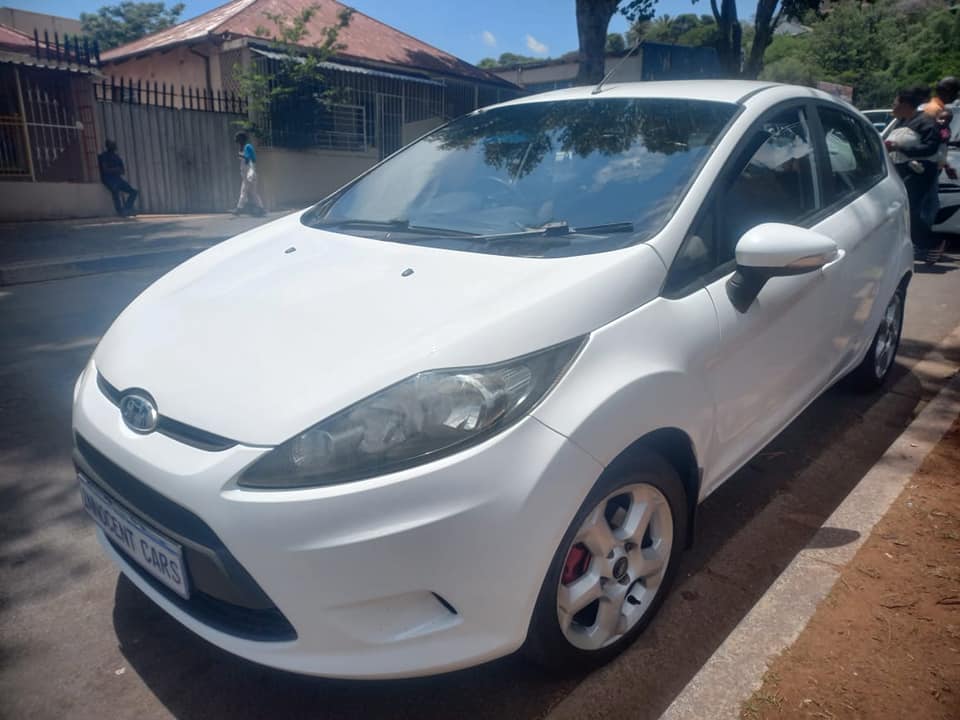 2010 FORD FIESTA 1.6 PETROL, MANUAL, WHITE COLOR, MILEAGE 98000KMS