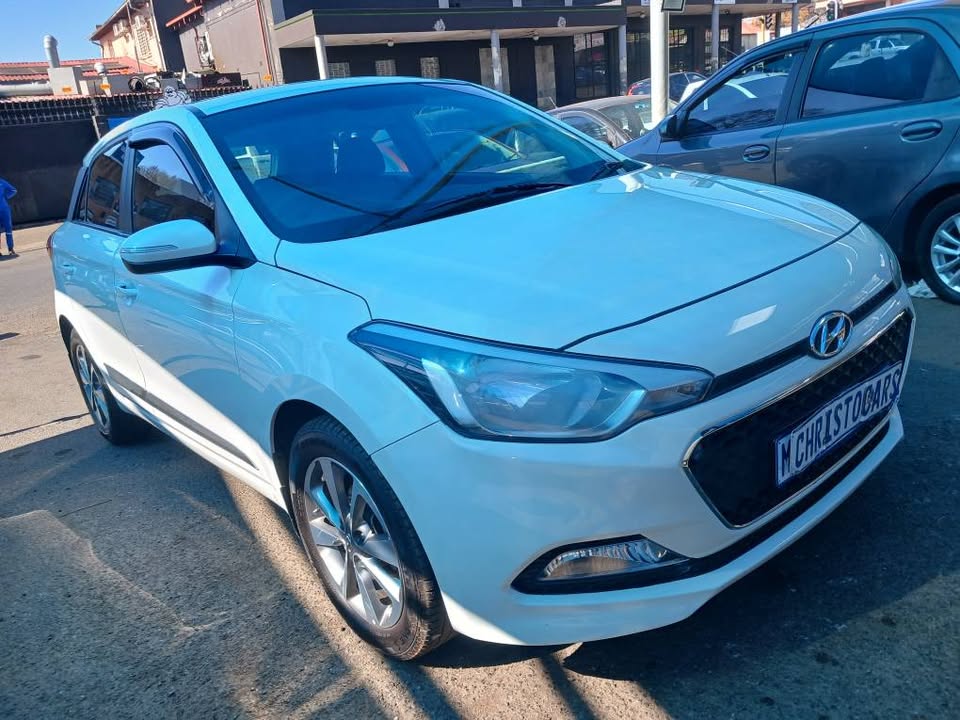 2016 model Hyundai i20 hatchback fluid manual transmission petrol 1.4 engine capacity mileage 75000