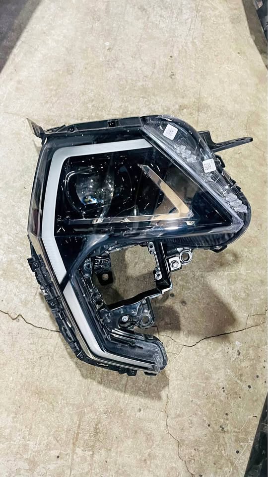 Mahindra XUV 3XO LED HEADLIGHT 2024 - Private Seller Mahindra XUV 3XO LED HEADLIGHT 2024 - Private Seller