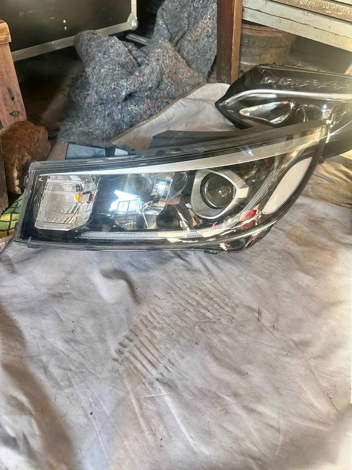Kia sedona headlight - Private Seller Kia sedona headlight - Private Seller