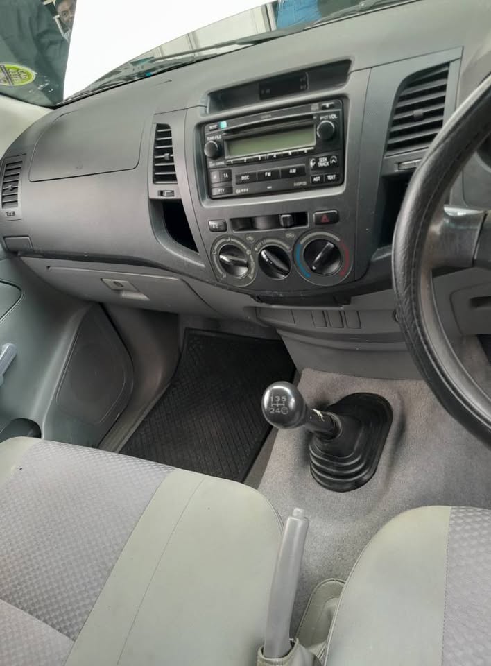 2005 TOYOTA HILUX 2.7 VVTI SINGLE CAB MANUAL WITH CANOPY