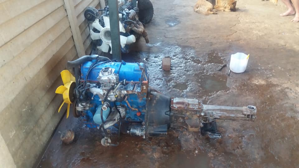 Ford 2Lieter engine 4spoedbox - Private Seller Ford 2Lieter engine 4spoedbox - Private Seller