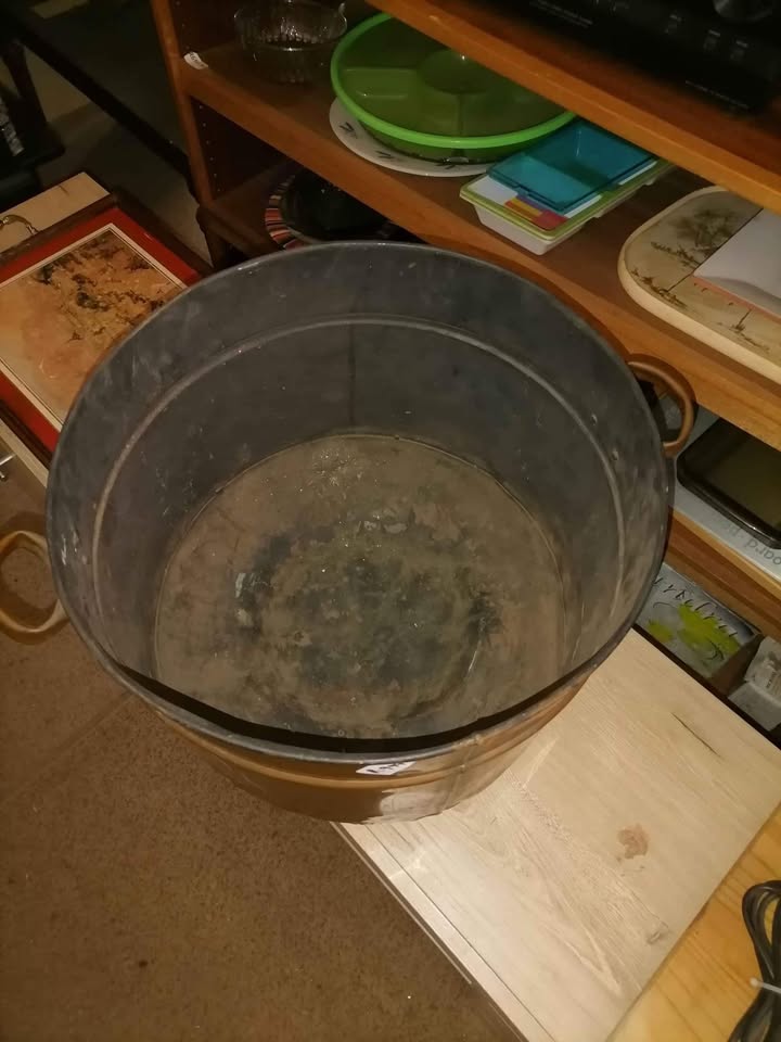 365 x 440 Antique Copper kettle / bucket