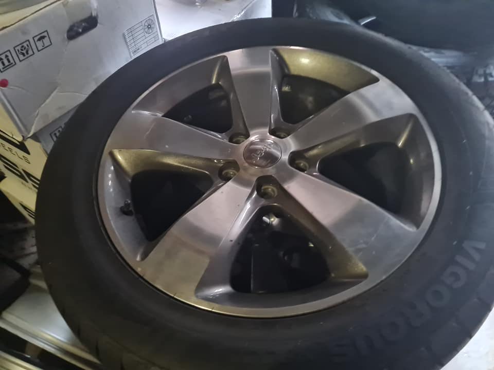 Jeep grand Cherokee original alloy mags size 20+spare - Private Seller