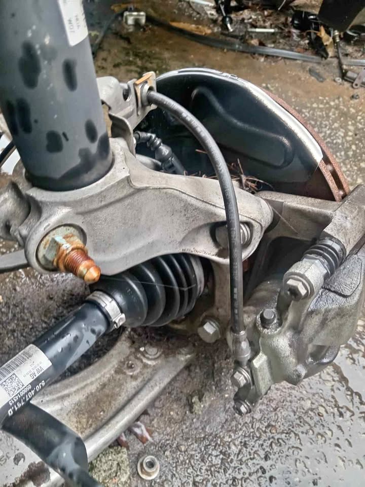 Audi TT 2015 left front stub axle