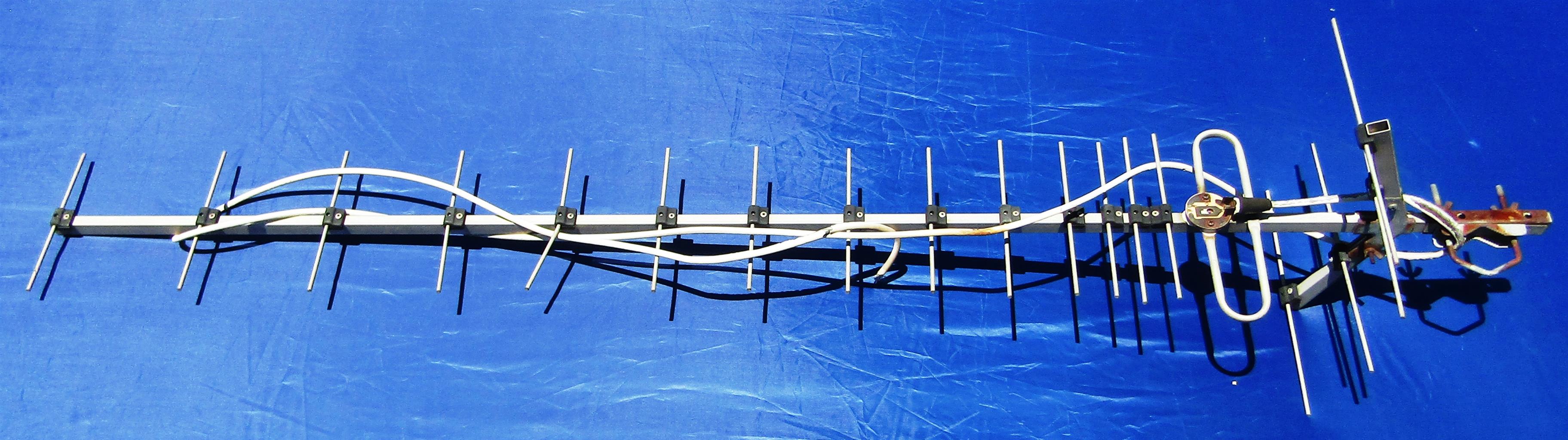 Rooftop Aerial / Antenna – l=146cm; w=27cm; h=29cm Rooftop Aerial / Antenna – l=146cm; w=27cm; h=29cm