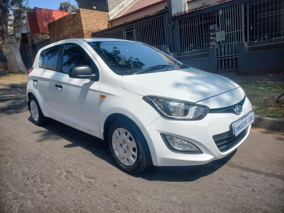 2015 HYUNDAI i20 1.2 ENGINE PETROL, MANUAL, MILEAGE 90000KMS, WHITE COLOR