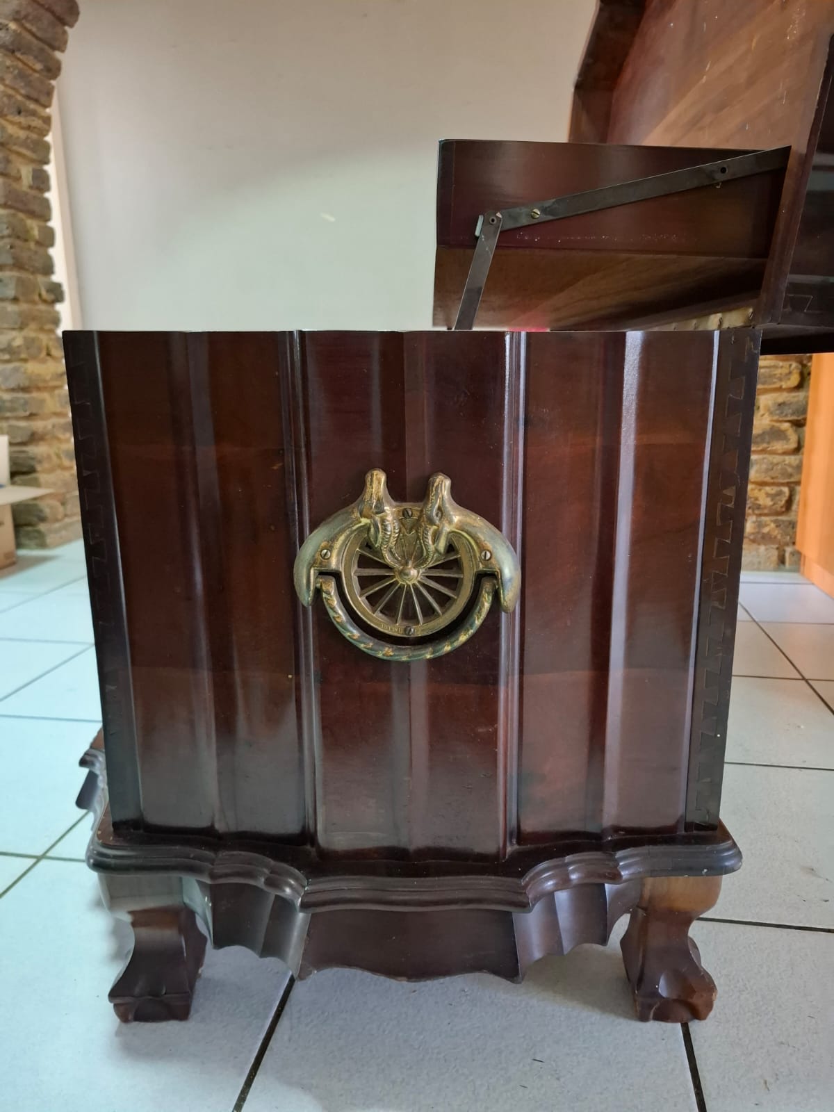 Trousseau Chest. Trousseau Chest.