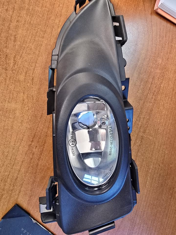2003-2005 MAZDA 3 MK3 Right Foglight - Private Seller 2003-2005 MAZDA 3 MK3 Right Foglight - Private Seller