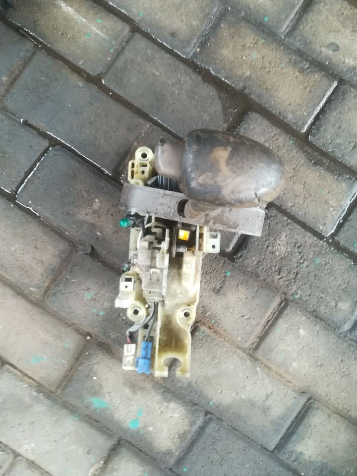 TOYOTA COROLLA AUTOMATIC GEAR LEAVER FOR SALE - Private Seller