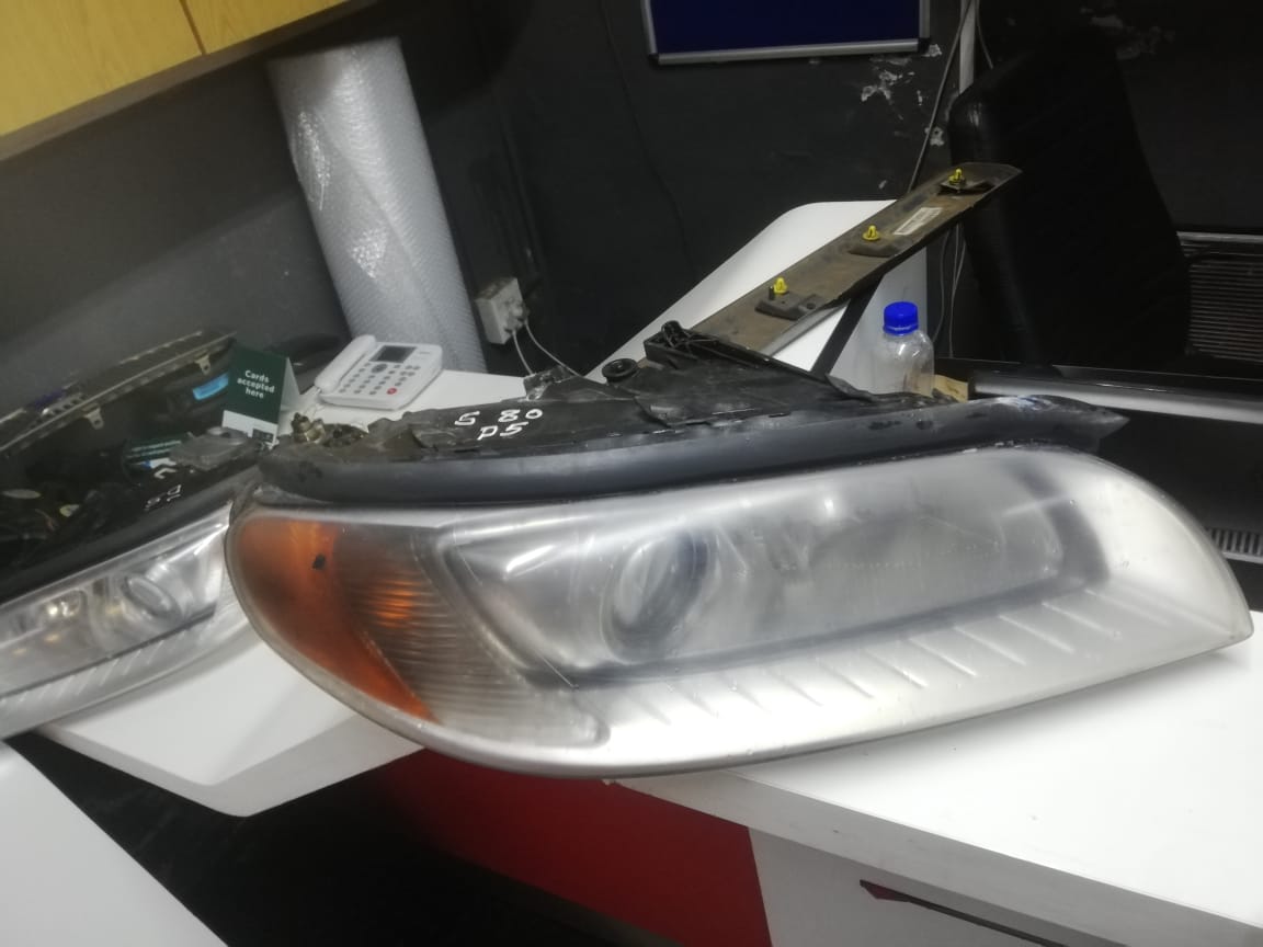 VOLVO S80 D5 2010 RIGHT HEADLIGHT FOR SALE (DELIVERY AVAILABLE COUNTRY WIDE) - Private Seller VOLVO S80 D5 2010 RIGHT HEADLIGHT FOR SALE (DELIVERY AVAILABLE COUNTRY WIDE) - Private Seller