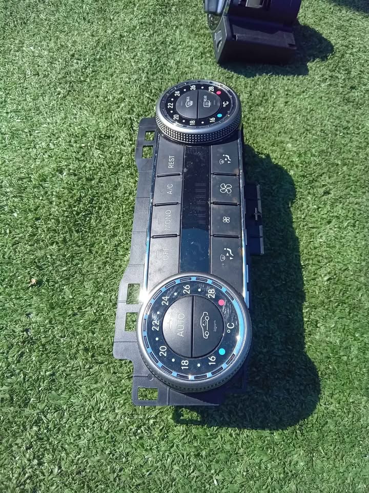 MERCEDES BENZ W204 DASHBOARD ACCESORIES  CLIMATE CONTROL UNIT  AIRCON VENTS  ADJUSTER SWITCH