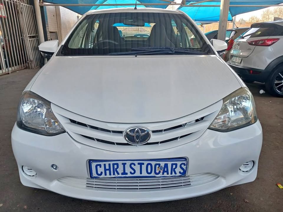 2016 model Toyota Etios hatchback Manuel Transmission petrol 1.5 engine capacity mileage