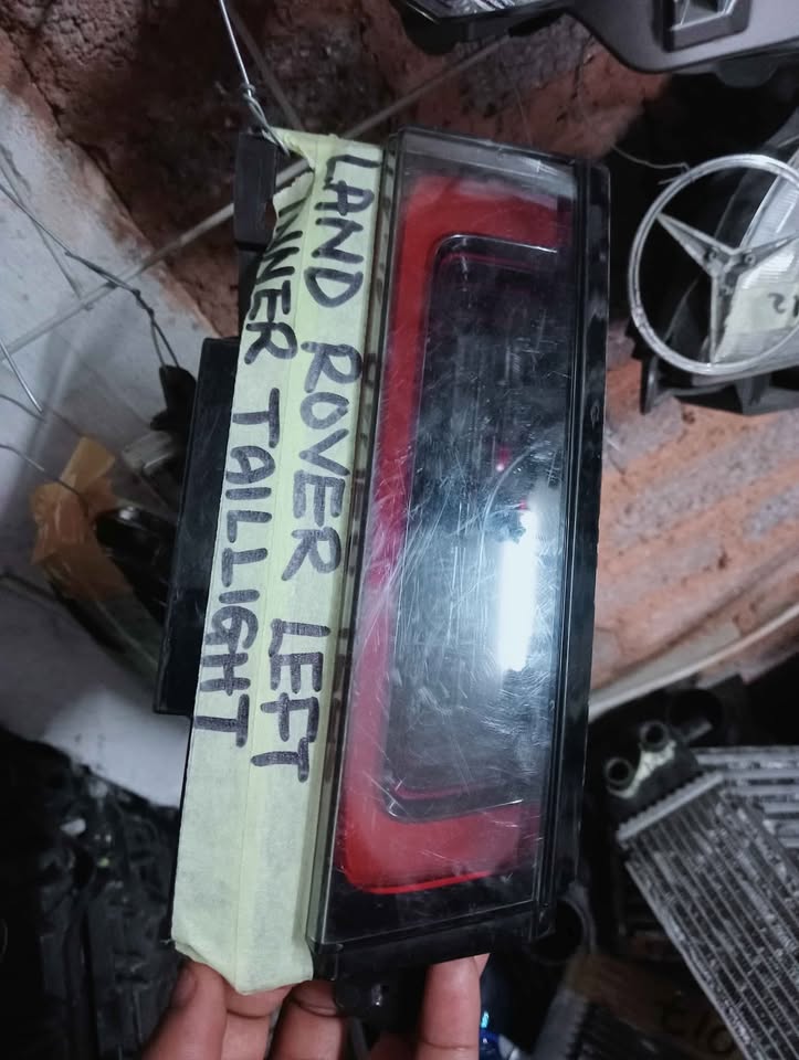 LAND ROVER LEFT TAILIGHT - Private Seller LAND ROVER LEFT TAILIGHT - Private Seller